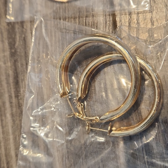 12 pc. JEWELRY LOT Earrings, neclaces,& bracelets blue gold & silver tones - Picture 8 of 12